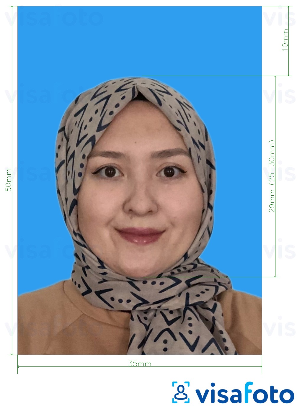 马来西亚护照 35x50毫米 蓝色背景 的标准尺寸照片示例